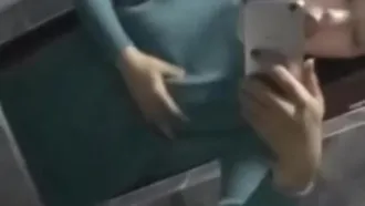 [âncora chinesa vazou] Uma linda cabeleireira que conheci em um salão de cabeleireiro tirou uma selfie fazendo xixi e tocando-a no banheiro em troca de um grande envelope vermelho durante o Dia dos Namorados chinês