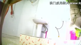 [Слил китайский ведущий] New Peak Series, высокая девушка с красивыми лобковыми волосами и великолепным телом, очень серьезно принимает душ и вытирается в ванной.