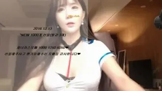 美乳主播空中聊色~脱衣服是看心情的~我的美乳你看得见！！