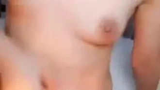 [Chinese anchor leaked] Fair-skinned anchor is naked on the bed with supernatural vibrations ~ Masturbation show, pussy hair is sparse ~ Loud moans are super tempting