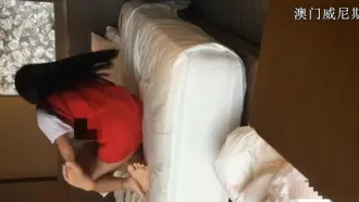 A good-looking long-haired beauty looks like a professional butcher when we hook up with her on WeChat in a hotel while filming her creampie with her mobile phone