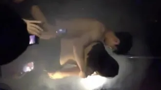 Реальный снимок горячего танцевального шоу в баре