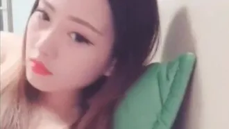Xiao Zhu, a pretty girl with celebrity looks and temperament, had a sweet blowjob with her live-in boyfriend and was cummed all over her face
