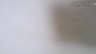Une vidéo d'une pure écolière prenant des selfies et faisant l'amour a fuité. Elle insère un vibromasseur et une grosse bite dans sa chatte rose sans préservatif.
