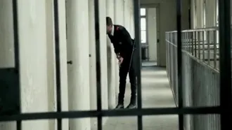 【ドラマの王様】パリ刑務所の裏ルール、最高のブロンド女囚人が巨根で看守を誘惑し、後ろから激しくマンコを犯し、顔中にザーメンをぶっかける