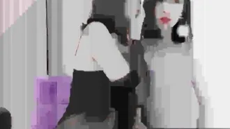 Die Zwillingsschwestern von Anna Sui schauen sich zum ersten Mal in schwarzen Strümpfen an, um zwei perfekte Mädchen zu verführen, und masturbieren gemeinsam, um Sie zu verführen