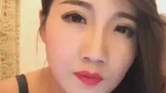 La presentadora de belleza de YOLO, Xiao Huohuo, ganadora del segundo premio de presentadora de transmisión de televisión por satélite local, transmite en privado bienestar durante el período de su tía, en mandarín claro. Se adjunta una foto de la vida de 23P.