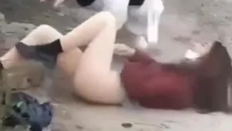 The Internet went viral ~ A student girl skipped class and climbed over the wall to celebrate Christmas! Her long skirt was accidentally pulled off, revealing her round buttocks! A passerby accidentally recorded the whole process!