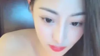 La presentadora de transmisión en vivo de la chica sexy se desnuda y charla con sus fanáticos a altas horas de la noche ~ Primero debes deslizar una corona antes de poder solicitar WeChat.