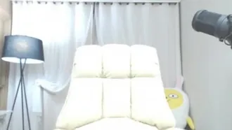 韓国人の女の子は椅子の上でオマンコを素早く犯しました〜おっぱいが泡を吐くまで〜今度は彼女は完全に裸でした