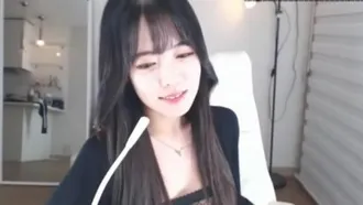 Uma linda garota coreana que parece uma supermodelo se masturba ao vivo em um hotel, com uma expressão lasciva e uma buceta abalone sem pelos