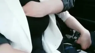 The sexy young woman broadcasts a live broadcast to have a threesome in the wild. The little brother can't help but want the young woman to bite him in the back seat❤