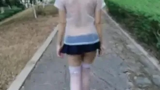 La celebridad de Internet Xue Lu'er estuvo expuesta al aire libre con ropa de estudiante de AD y mostró su cuerpo desnudo a los cinco hermanos jóvenes de enfrente.