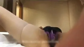 Das High-End-Hotel versuchte mit allen Mitteln, die sexy Strumpf-Stewardess zu foltern