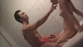 Hombre gentil teniendo sexo duro en la cama