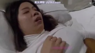 Une fille taïwanaise aux gros seins a rompu avec son petit ami et a été amenée à l'emmener dans un hôtel et à coucher avec elle