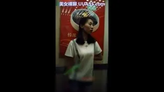Sexy und schönes Mädchen in Jeansshorts, nachdem sie bei Shenzhen KTV zu viel gesungen und getrunken hatte, nahm sie mit ins Hotel und fesselte ihre Hände und Füße auf dem Bett, um Sex zu haben.