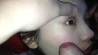 Frère Prépuce a pris un selfie sur son téléphone portable et a fait une blague à la collègue de son cousin ivre qui dormait et lui a demandé d'avaler le sperme de sa grosse bite.