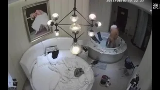 [360 Water Drops TP] The white bathtub room secretly filmed the young man having sex wildly in the bathtub and the female patron was playing with her mobile phone and then started the second sex within a few minutes.