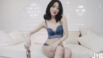 性感内衣秀！美乳女神Jeannine 珍琳私藏肉体大公开！