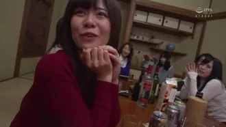 My classmate Yuuka-chan (26), who I met again at the class reunion, succumbed to the erotic temptation of her married woman and ended up having sex in the restroom of a bar. What should I do if another customer comes in? My heart is pounding and my excitement doubles. Yuuka Chiba
