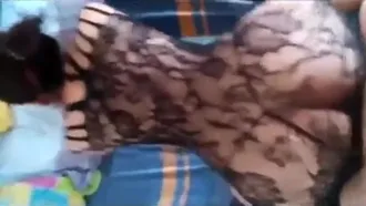 Moglie super sexy in calze a pecorina fa il suo orgasmo e schizza