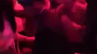 Il miglior locale notturno di Hekou, Yunnan. Shawu Dance Hall Puoi toccarti il ​​seno e scoparti la figa. Se non puoi toccarti il ​​seno, perdi V in uno