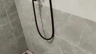 La piccola troia della porta accanto affitta una stanza con il pezzo di merda. Pulisce il bagno e si rade la figa. Si scopa la figa da tigre bianca senza preservativo e le viene dentro.