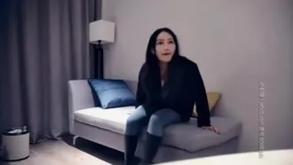 [A-Qualitätsrestaurierung] Ein Mädchen in schwarzen Jeans leckt sich in einer Late-Night-Szene die Brüste, berührt ihre Muschi und penetriert sie von der Seite auf dem Sofa