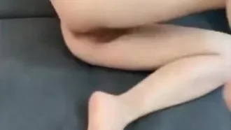 [Area video breve] Mezzo di masturbazione sul divano