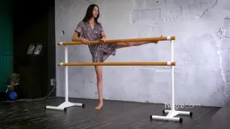 Оливия обнаженная балерина за кулисами