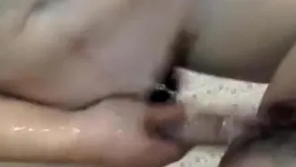 [Área de video corto] Rocié el fluido orgásmico de la pequeña zorra y luego volví a rociar.