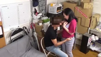 兼職的09休息室，一名兼職已婚婦女偷偷帶著年輕員工和他們玩耍。