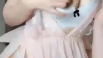 [Zone vidéo courte] La fille d'à côté insère la tige de cristal directement dans le vagin !