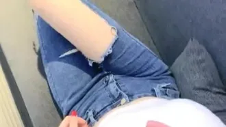 (Avove) Das schönste Mädchen mit wunderschönen Beinen und honigfarbenem Hintern_Zerrissene Jeans-High-Heels, Creampie ohne Kondom, das Mädchen sieht vielleicht nicht besonders hübsch aus, aber ihre geraden und langen Beine gehören definitiv zu den Besten