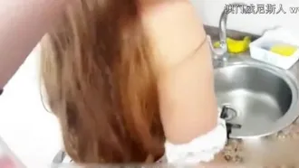 Petite amie sexy portant de la lingerie sexy et faisant la vaisselle dans la cuisine était si tentante qu'elle ne pouvait pas en avoir assez, alors elle l'a baisée par derrière