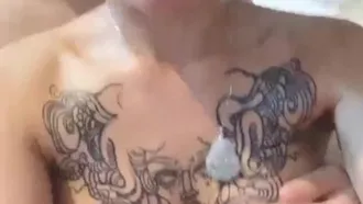 Le tatoueur est content le matin. Le tatoueur salope se connecte avec un fan. Il prend d'abord un bain de canard mandarin, puis fait une pipe et enfin se fait baiser.