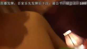 Une belle fille en bas, talons hauts et jupe courte rencontre un internaute WeChat à l'hôtel