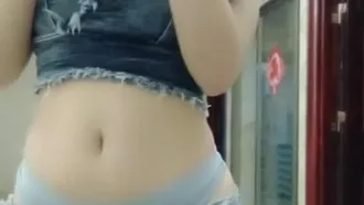 (Sisi) Linda garota usando suspensórios jeans