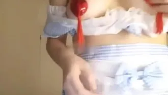 Sorella Yu indossa gocce di sangue per trasmettere in diretta e chattare con i fan. Ha un bel seno e sta benissimo con le gocce di sangue rosso fuoco.