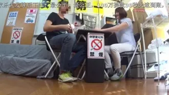 Salle de pause 02 dans un emploi à temps partiel où une femme mariée à temps partiel amène secrètement de jeunes employés et s'amuse.