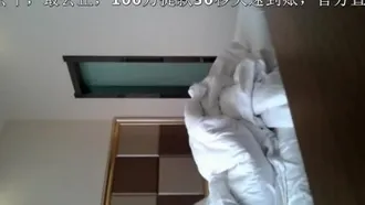 Cara perfecta, pelo largo y buen temperamento. Una hermosa estudiante universitaria y compañera sexual se registra en una habitación de hotel. Un par de faros son muy buenos.