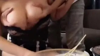 La celebrità di Internet di razza mista e dal seno grande ha dato una performance meravigliosa mangiando spezzatino piccante con spezie e facendo sesso con suo cognato in soggiorno.