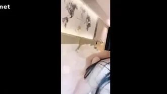 La mejor modelo joven de Shenzhen, Little Piglet, tiene sexo 3P con dos fotógrafos en un hotel