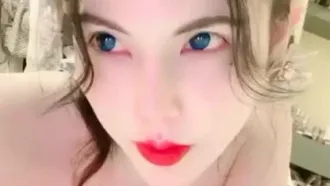 (Jellyfish Queen) Junge Frau mit roten Lippen und großen Brüsten masturbiert und schreit