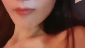 Mädchen mit schönem Hintern hat leidenschaftlichen Sex und spritzt zu Hause in den Mund