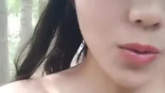 (Meng Fan) Showed her face completely outdoors and had passionate sex with her younger brother, ignoring the passers-by on the roadside