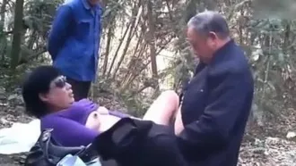 Zhenggang Old Man Push Cart! Opa und Opa haben erwartungsgemäß Fendos „Sperma“ gelutscht und sind für ihr Alter immer noch sehr hart: Sogar der Reiseleiter ist darauf mitgefahren