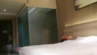 Fat Brother ficou com duas lindas jovens com seios grandes em um hotel ~ meias arrastão inteiras são tentadoras ~ ele nunca admitirá a derrota em uma série de batalhas !!