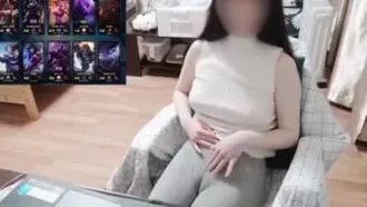 The female anchor plays League of Legends with a vibrator stuffed in her vagina~ Her pussy gets wet after playing with it!